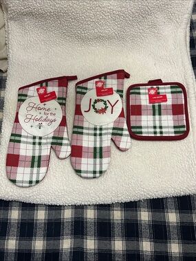 Holiday Plaid Oven Mitts and Pot Holder Set - Red, Green, White